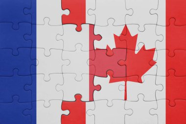 Kanada bayrağı ve Fransa bayrağının rengarenk yapbozu. konsept