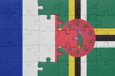Dominica 'nın renkli ulusal bayrağı ve Fransa bayrağının bulmacası. konsept