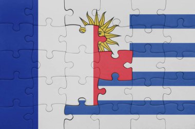 Uruguay 'ın renkli ulusal bayrağı ve Fransa bayrağının bulmacası. konsept