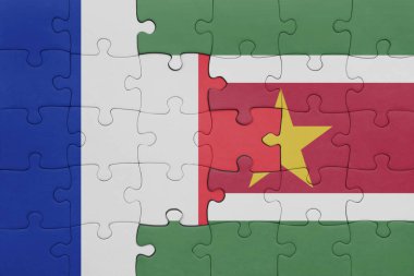 Surinam 'ın renkli ulusal bayrağı ve Fransa bayrağı bulmacası. konsept