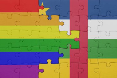 Orta Afrika Cumhuriyeti 'nin renkli ulusal bayrağı ve gökkuşağı eşcinsellik gururu bayrağı. konsept