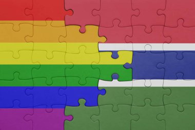 Gambiya 'nın renkli ulusal bayrağı ve gökkuşağı eşcinsellik gururu bayrağı. konsept