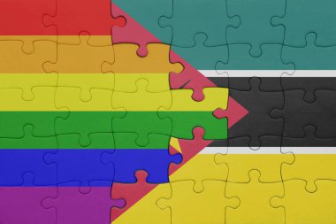 Mozambik ve gökkuşağı eşcinsellik bayrağının renkli ulusal bayrağıyla bulmaca. konsept