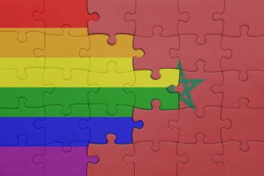 Fas 'ın renkli ulusal bayrağı ve gökkuşağı eşcinsellik bayrağı. konsept