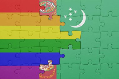 Türkmenistan 'ın renkli ulusal bayrağı ve gökkuşağı eşcinsellik gururu bayrağı. konsept