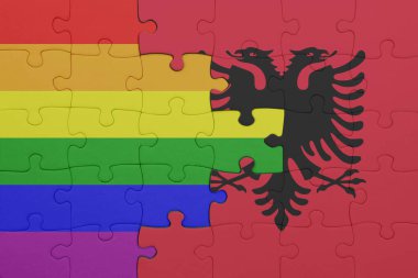 Albania 'nın renkli ulusal bayrağı ve gökkuşağı eşcinsellik gururu bayrağı. konsept