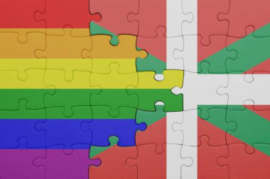 Bask ülkesinin renkli ulusal bayrağı ve gökkuşağı eşcinsellik gururu bayrağı. konsept