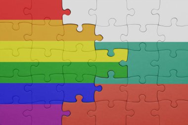 Bulgar ulusal bayrağı ve gökkuşağı eşcinsellik gururu bayrağının rengarenk bulmacası. konsept