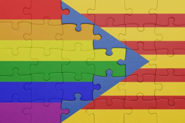 Katalonya 'nın renkli ulusal bayrağı ve gökkuşağı eşcinsellik gururu bayrağı. konsept