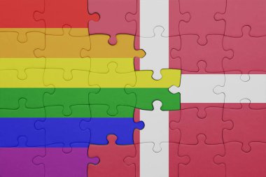 Danimarka 'nın renkli ulusal bayrağı ve gökkuşağı eşcinsel gurur bayrağı ile bulmaca. konsept