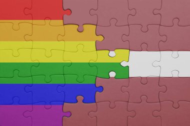 Letonya 'nın renkli ulusal bayrağı ve gökkuşağı eşcinsellik gururu bayrağı. konsept