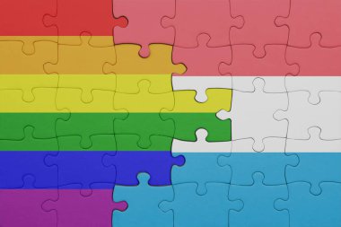 Lüksemburg ve gökkuşağı eşcinsellik bayrağının renkli ulusal bayrağıyla bulmaca. konsept