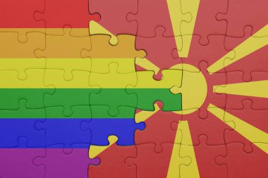 Macedonia 'nın renkli ulusal bayrağı ve gökkuşağı eşcinsellik gururu bayrağı. konsept