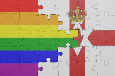 Kuzey İrlanda 'nın renkli ulusal bayrağı ve gökkuşağı eşcinsellik bayrağı. konsept