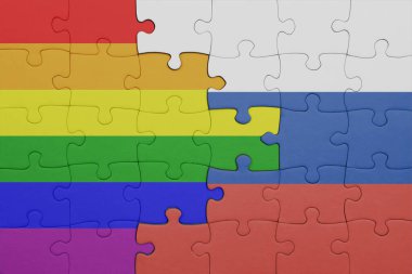 Rusya 'nın renkli ulusal bayrağı ve gökkuşağı eşcinsellik gururu bayrağı. konsept