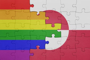 Yeşil arazi ve gökkuşağı gay gurur bayrağının renkli ulusal bayrağıyla bulmaca. konsept