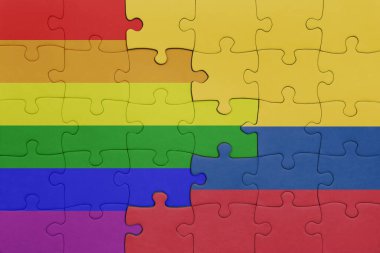 Kolombiya 'nın renkli ulusal bayrağı ve gökkuşağı eşcinsellik gururu bayrağı. konsept