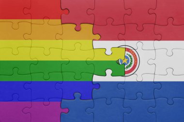 Paraguay 'ın renkli ulusal bayrağı ve gökkuşağı eşcinsellik gururu bayrağı. konsept