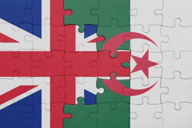 Cezayir 'in renkli ulusal bayrağı ve Büyük Britanya bayrağı. konsept