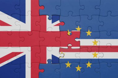 Cape Verde 'nin renkli ulusal bayrağı ve Büyük Britanya bayrağı ile bulmaca. konsept