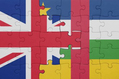 Orta Afrika cumhuriyetinin renkli ulusal bayrağı ve Büyük Britanya bayrağının bulmacası. konsept