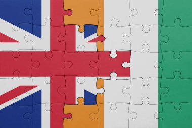 Cote Divoire 'ın renkli ulusal bayrağı ve Büyük Britanya bayrağı ile bulmaca. konsept