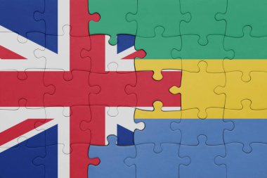 Gabon 'un renkli ulusal bayrağı ve Büyük Britanya bayrağı ile bulmaca. konsept