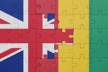 Büyük Britanya bayrağı ve Gine 'nin renkli ulusal bayrağıyla bulmaca. konsept