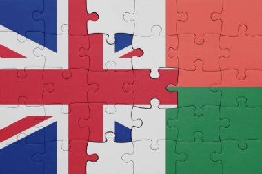 Macadagaskar 'ın renkli ulusal bayrağı ve Büyük Britanya bayrağı ile bulmaca. konsept