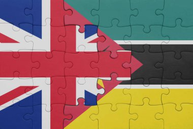 Mozambik 'in renkli ulusal bayrağı ve Büyük Britanya bayrağı ile bulmaca. konsept