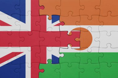 Büyük Britanya bayrağının ve Nijer 'in renkli ulusal bayrağının bulmacası. konsept