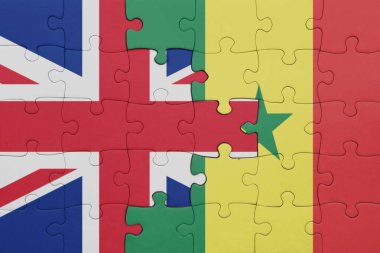 Senegal 'in renkli ulusal bayrağı ve Büyük Britanya bayrağının bulmacası. konsept