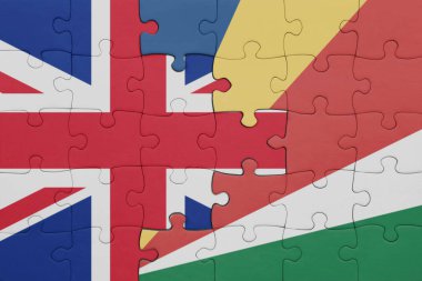 Seyşeller 'in renkli ulusal bayrağı ve Büyük Britanya bayrağı ile bulmaca. konsept