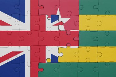 Togo 'nun renkli ulusal bayrağı ve Büyük Britanya bayrağı ile bulmaca. konsept