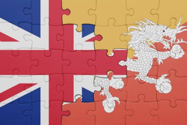 Bhutan 'ın renkli ulusal bayrağı ve Büyük Britanya bayrağı ile bulmaca. konsept