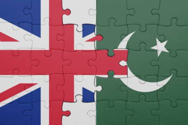 Pakistan 'ın renkli ulusal bayrağı ve Büyük Britanya bayrağı ile bulmaca. konsept