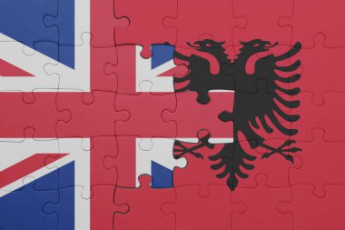 Albania 'nın renkli ulusal bayrağı ve Büyük Britanya bayrağı ile bulmaca. konsept