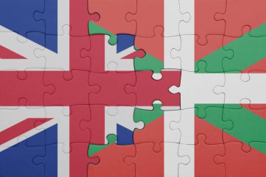 Bask ülkesinin renkli ulusal bayrağı ve Büyük Britanya bayrağının bulmacası. konsept