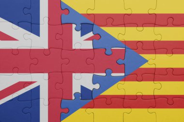 Katalonya 'nın renkli ulusal bayrağı ve Büyük Britanya bayrağı ile bulmaca. konsept