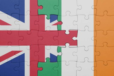 İrlanda 'nın renkli ulusal bayrağı ve Büyük Britanya bayrağı ile bulmaca. konsept