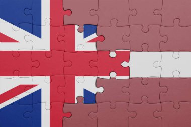 Letonya 'nın renkli ulusal bayrağı ve İngiltere' nin bayrağı. konsept