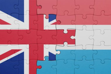 Lüksemburg 'un renkli ulusal bayrağı ve Büyük Britanya bayrağı. konsept
