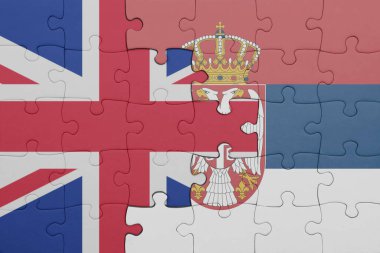 Sırbiya 'nın renkli ulusal bayrağı ve Büyük Britanya bayrağı ile bulmaca. konsept