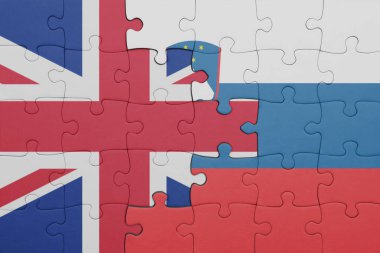 Büyük Britanya bayrağı ve Slovenia 'nın renkli ulusal bayrağıyla bulmaca. konsept