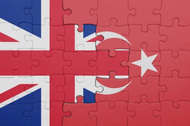 Büyük Britanya bayrağının ve hindinin renkli ulusal bayrağının bulmacası. konsept
