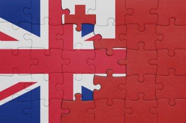Tonga 'nın renkli ulusal bayrağı ve Büyük Britanya bayrağı ile bulmaca. konsept