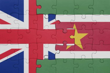 Surinam 'ın renkli ulusal bayrağı ve Büyük Britanya bayrağı ile bulmaca. konsept