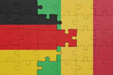 Mali ve Almanya bayrağının renkli ulusal bayrağıyla bulmaca. konsept