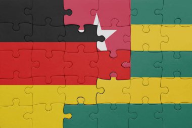 Togo 'nun renkli ulusal bayrağı ve Almanya bayrağı ile bulmaca. konsept