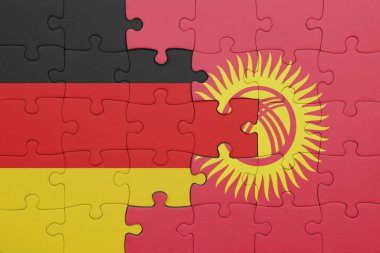 Kırgızistan 'ın renkli ulusal bayrağı ve Almanya bayrağı ile bulmaca. konsept